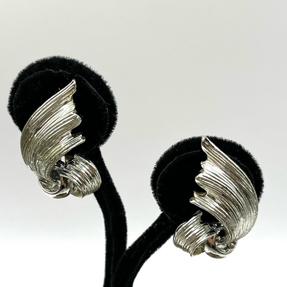 Earrings clip on 3 Pair Napier, Lisner, Marvella Designer gold & silver tone - Picture 5 of 10
